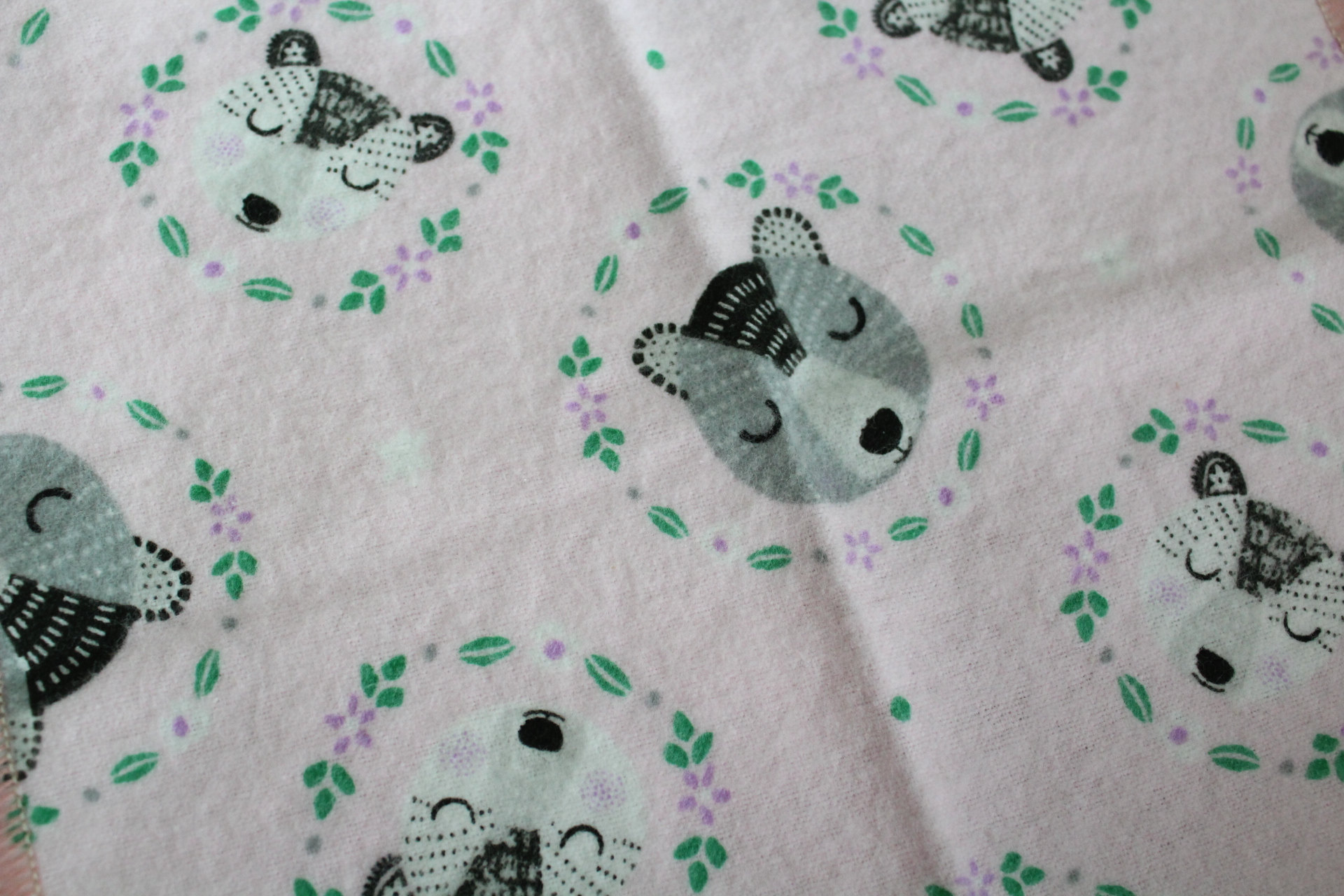 Mouchoir réutilisable – Ours entouré de fleurs – Image 3